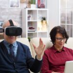 Menedżerowie w goglach VR ćwiczą trudne rozmowy w wirtualnej rzeczywistości.