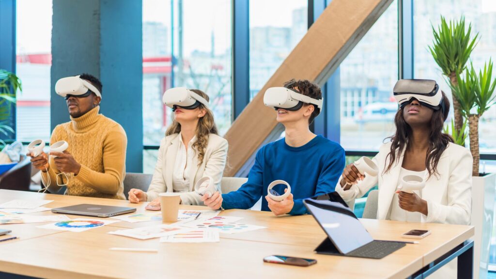 Pracownicy w okularach VR uczestniczący w szkoleniu w nowoczesnym biurze.