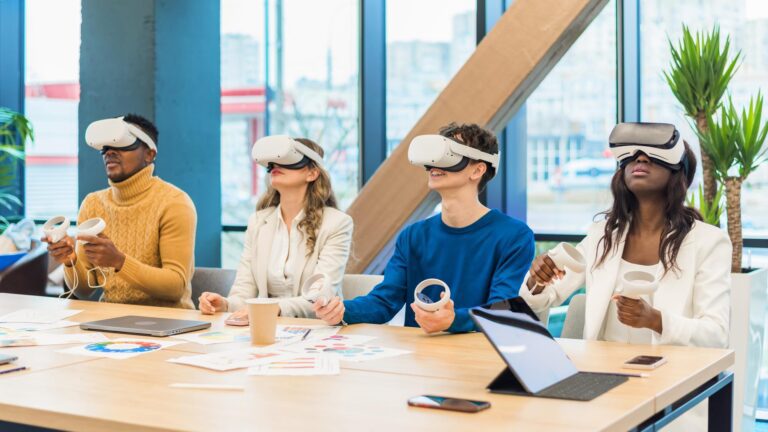 Pracownicy w okularach VR uczestniczący w szkoleniu w nowoczesnym biurze.